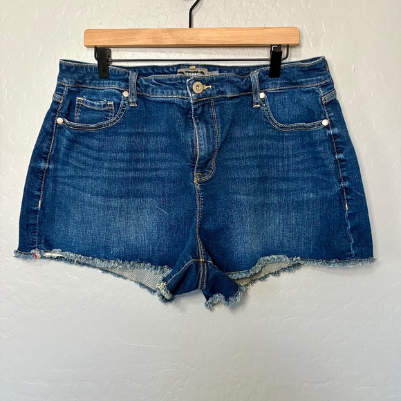 Torrid Feel the Fit Cut Off Jean Shorts‎ Dark Wash Sz 16 - Picture 1 of 7